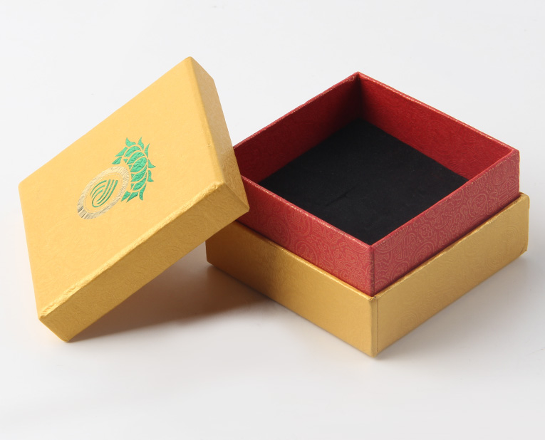 代表化妝品盒子廠家的老師傅，仔細(xì)比對(duì)3個(gè)小時(shí)，只為品質(zhì)