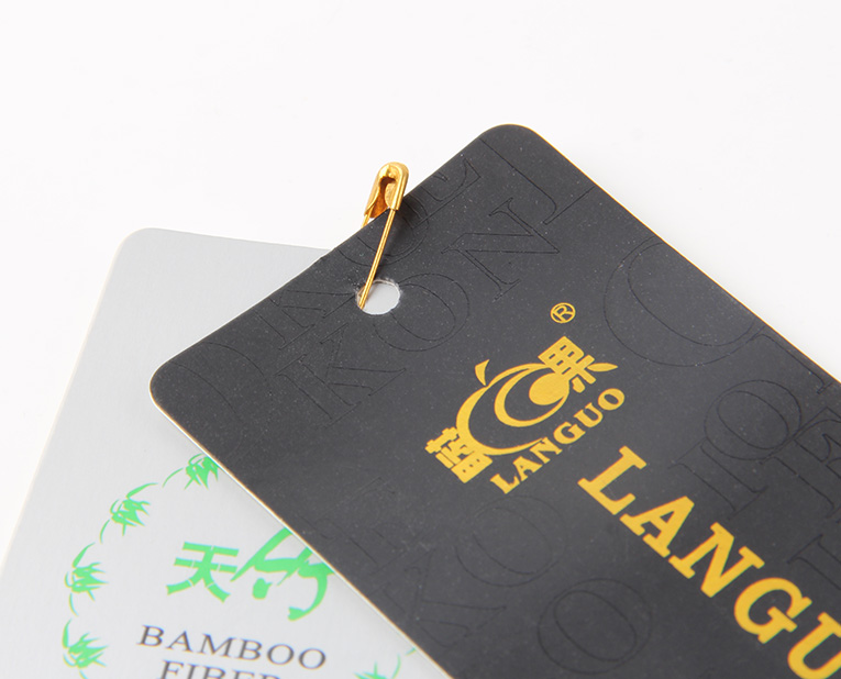 在選擇服裝紙牌定做工藝時，客人并不是最大的
